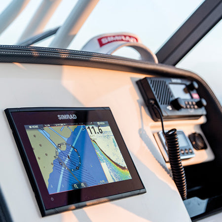 Simrad GO9 XSE monteret på båd med skarpt displayskærm.
