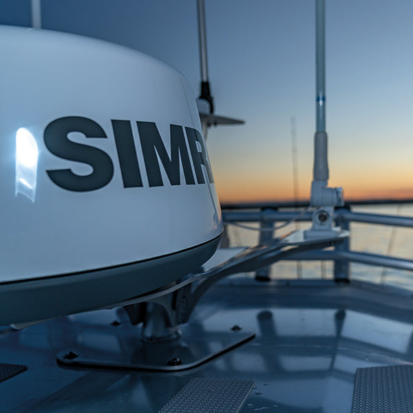 Oversigt over Simrad Radar Halo20+ med kabler og monteringsbeslag.