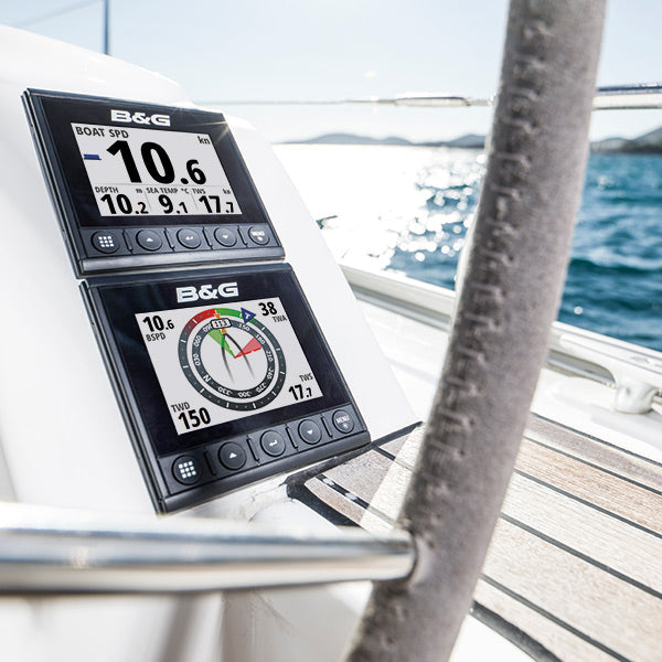 B&G Triton2 display monteret på en båd i maritim kontekst