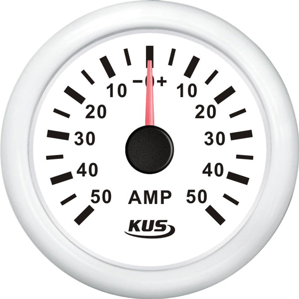 Kus amperemeter i hvidt, monteret på båd til måling af strømstyrke.