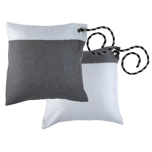 SeaTec vandtæt pude i grå, 40 x 40 cm, placeret på en båd cockpithynde.
