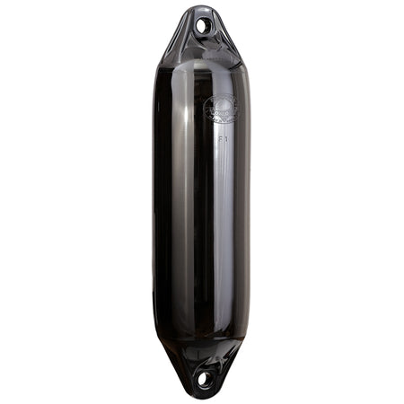 Polyform fender monteret på båd, der viser detaljerne i den sorte overflade.