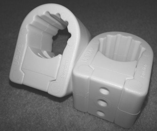 SeaTec pulpitfæste i hvid farve, designet til 25mm beslag, set forfra.