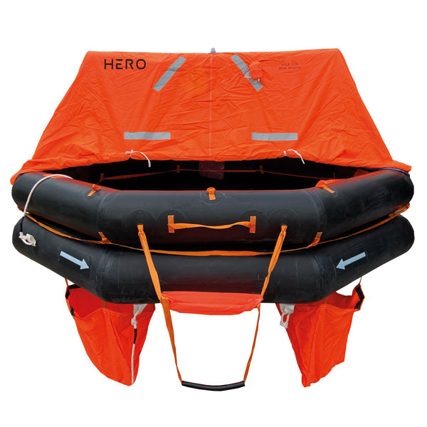 Hero redningsflåde set fra siden, klar til brug på en yacht.