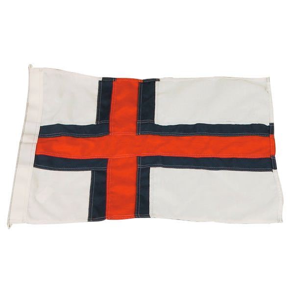 Flag færøerne fra 1852, syet og farverigt, blafrende på en båd