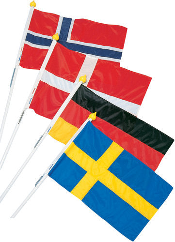 Facadeflagsæt med det svenske flag, præsenteret flot på båd
