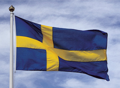 Adela svensk flag monteret på båd i solskin