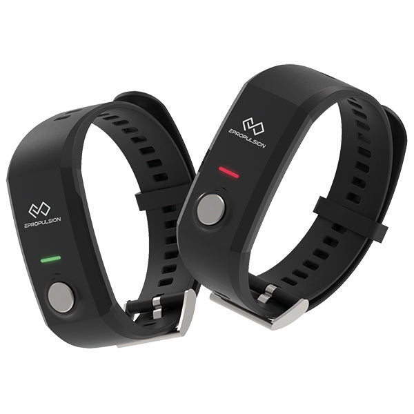 Epropulsion EVO MOB armbånd med vandtæt design, vist på en båd