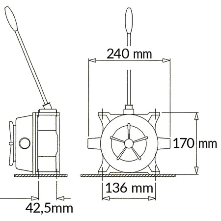 SeaTec lænsepumpe i brug på bådens dæk, fyldt med vand
