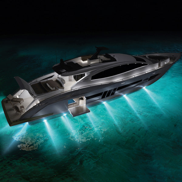 SeaTec undervandslys monteret på båd, giver effektiv belysning under vandet