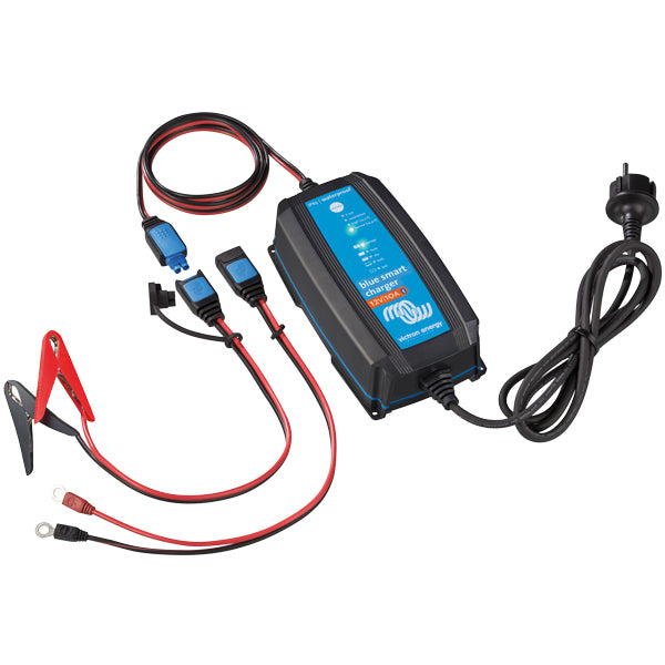 Victron Blue Smart lader 12V 10Amp installeret i en båd med vandtæt design.