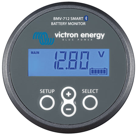 Victron BMV-712 Smart Batterimonitor set forfra, med Bluetooth-funktionalitet, monteret på båd.