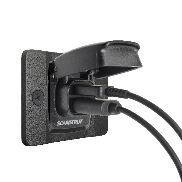 ScanStrut vandtæt USB ladestik monteret i bådinteriør