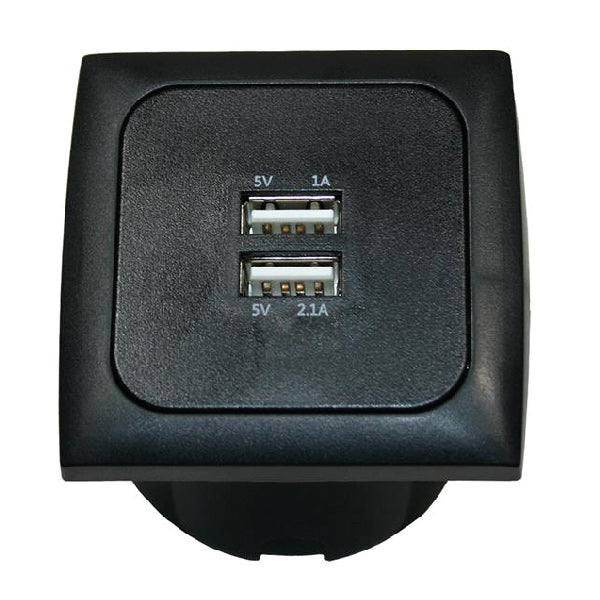 Dobbelt USB-A indbygningsstik fra SeaTec, monteret i en båd