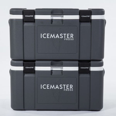 Icemaster 50 L boks i naturen, perfekt til udendørs brug.