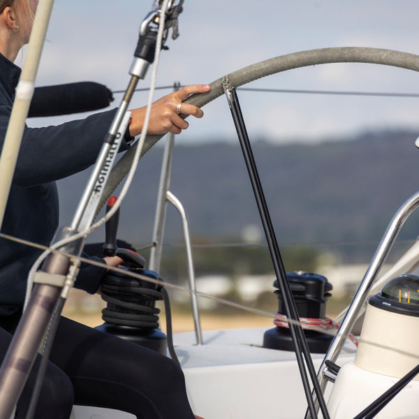 Ronstan spil 45 QT Orbit i aktion under sejlads på vandet.