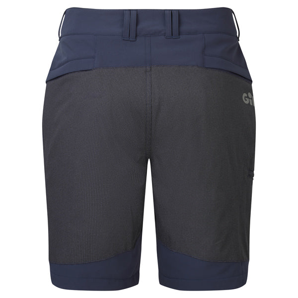Gill UV024 navy shorts i brug under en sejltur på båden.