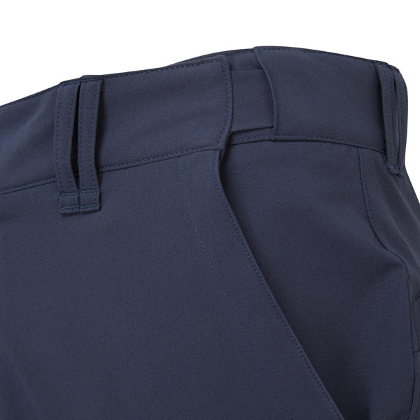 Gill UV024 shorts i navy, i brug af en person ved kysten