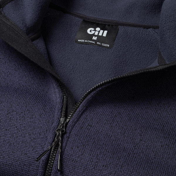 Gill fleecejakke i navy, påklædt modell, viser pasform