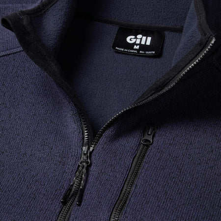 Gill navy fleece jakke i brug på båd