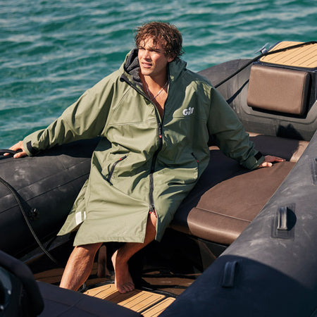 Gill Aqua Parka jakke hængende på båd med hav i baggrunden