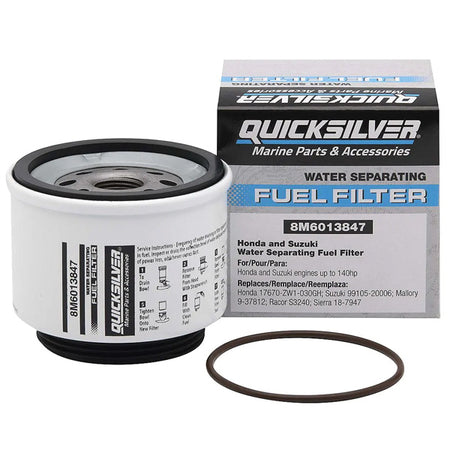 Quicksilver brændstoffilter liggende på en bådsmagasin baggrund
