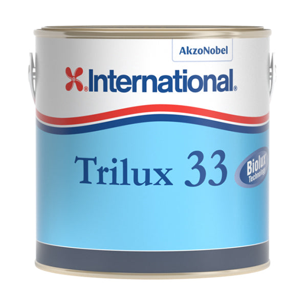 International Trilux 33 bundmaling i hvid farve, præsenteret i 5 liters beholdere.