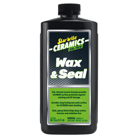 Star Brite Ceramic Sealant Wax i en 500 ml flaske, står på en bådplatform.