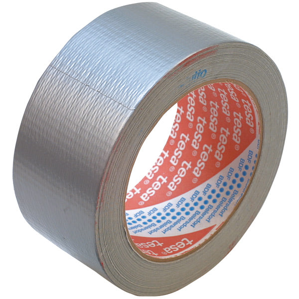 Tesa sølvgrå utility duct tape rullet ud på en arbejdsflade