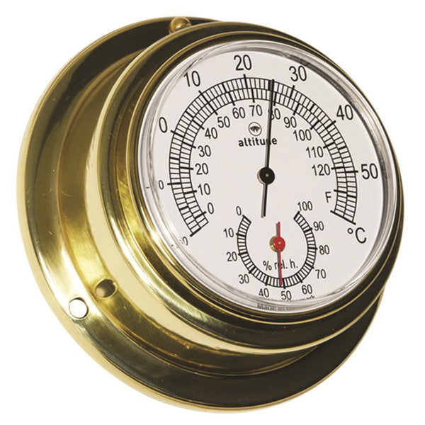 SeaTec Altitude termo/hygrometer i messing, placeret på en båd i naturmiljø.