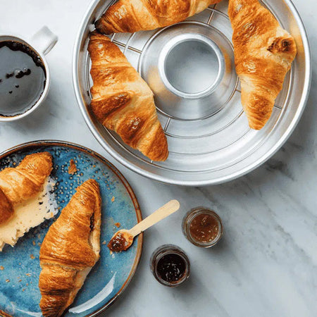 Omnia gitter til mini ovn monteret i båd med madlavning.