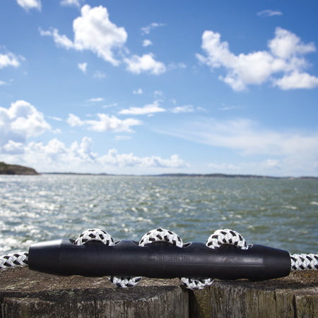 Unimer fortøjningsfjeder i brug, sikrer båd i havn