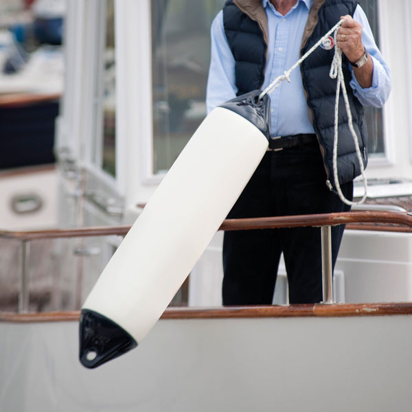 Polyform F7 fender i brug ved kajen