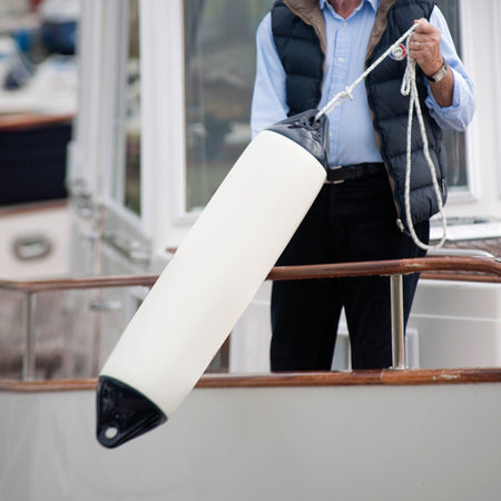 Polyform F7 fender i brug ved kajen