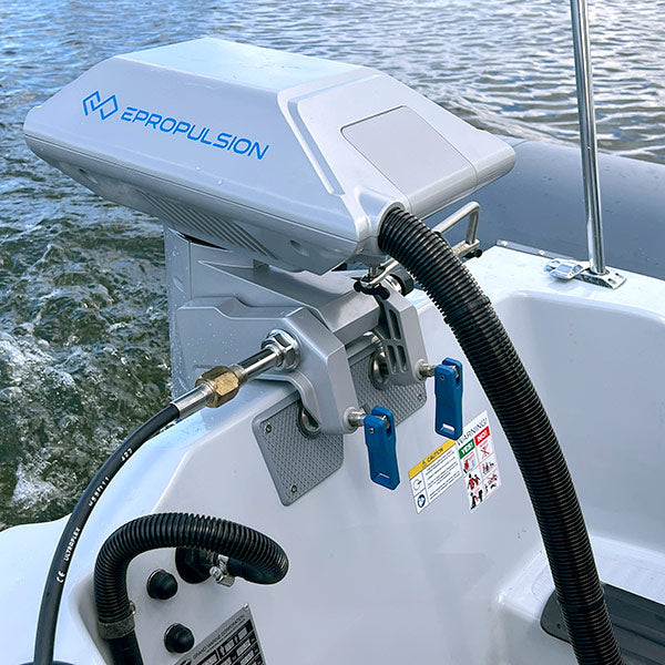 Nærbillede af Epropulsion Navy 3.0 EVO med kontrolpanel