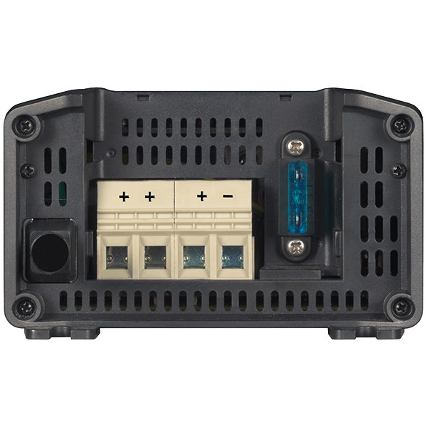 Victron Blue Smart lader 12V 20Amp monteret i en båd med indikatorlys.