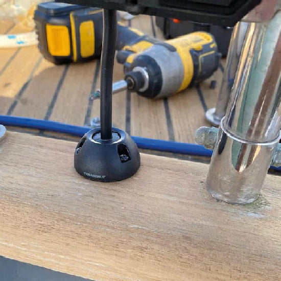 ScanStrut dæksgennemføring vinkel fra bagsiden, med fokus på installationsmuligheder.