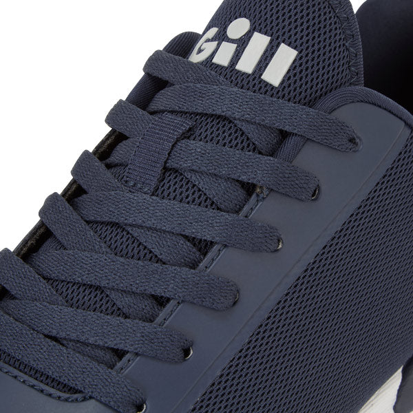 Gill, 939 Savona trainer Navy i brug på båddæk.