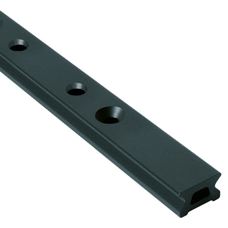 Ronstan skødeskinne 22mm set forfra, klar til brug på båden.