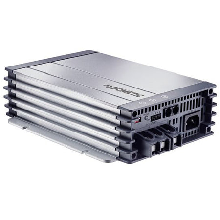 Dometic PerfectCharge MCA 2415 oplader set fra siden, perfekt til bådudstyr
